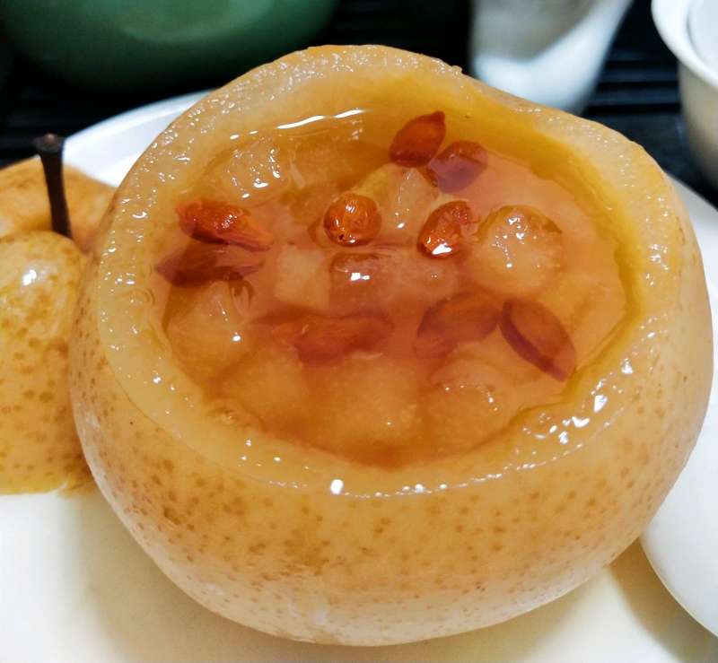 秋冬季必备止咳化痰润肺的冰糖枸杞炖雪梨糖水