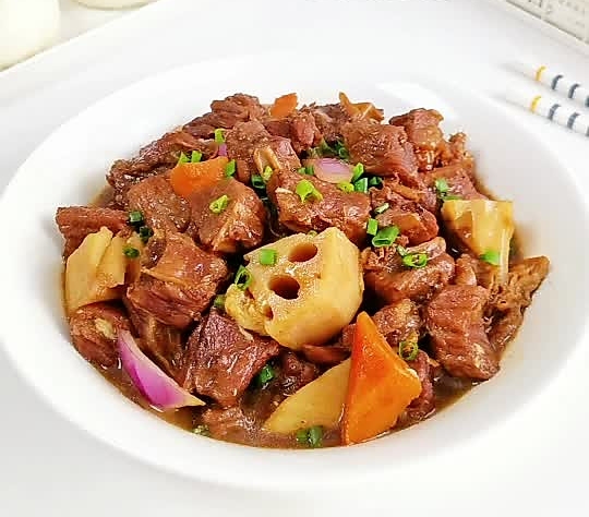 牛腩莲藕炖出好滋味  浓汤鲜香/软烂入味